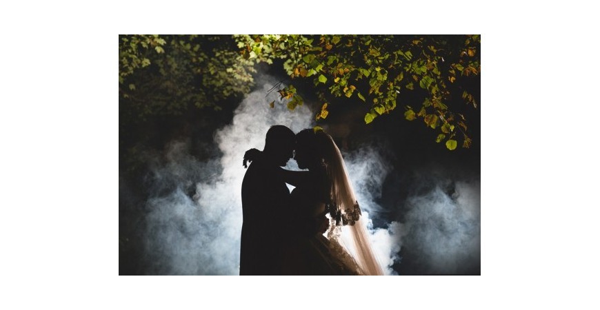 Crea un ambiente único con una máquina de humo en tu baile de boda