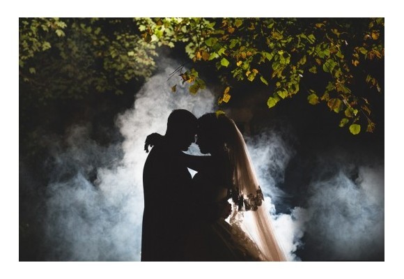 Crea un ambiente único con una máquina de humo en tu baile de boda